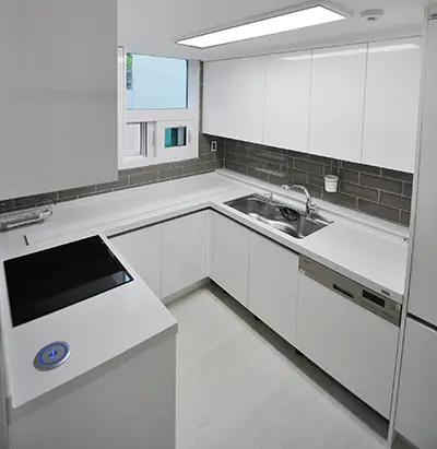Cocina pequeña blanca